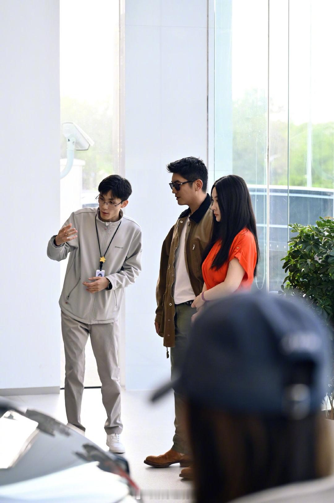 霍思燕杜江北京车展现场下订 默契相伴，解锁全新出行方式～夫妇二人漫步北京车展，细