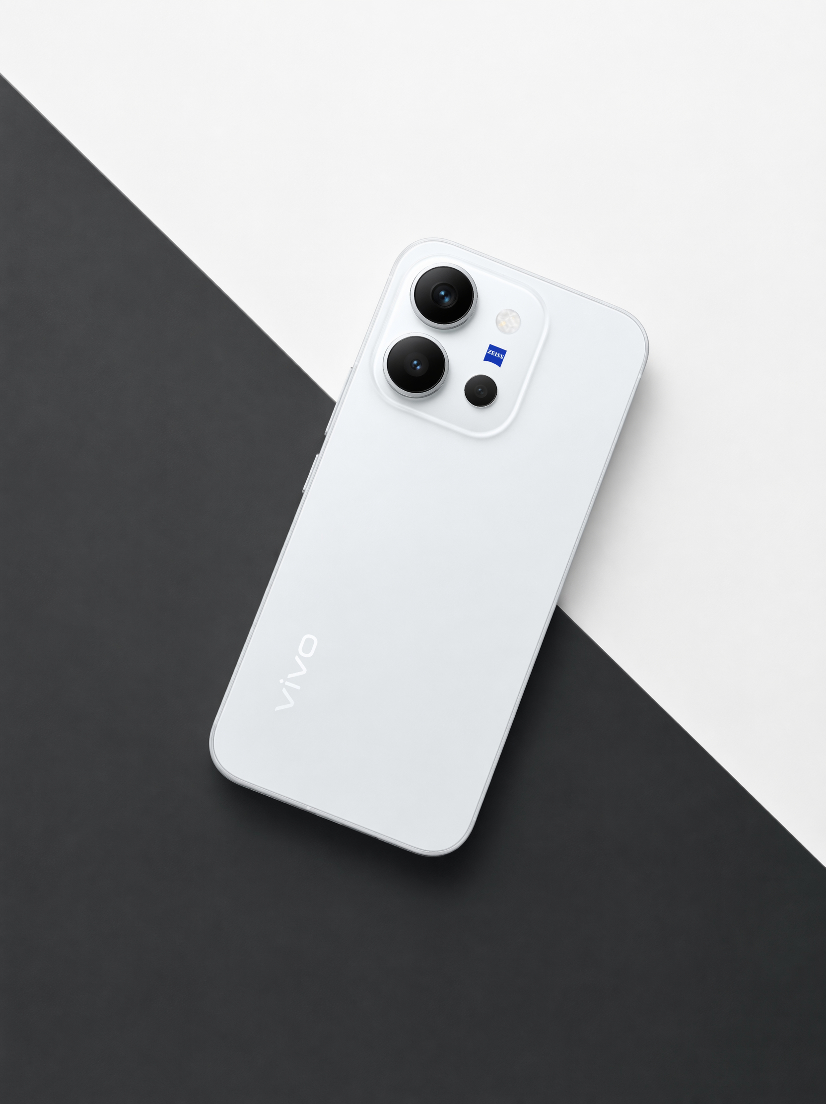 当月光穿过云层，洒落人间，便有了「月光白」vivo X300E的「月光白」配色好