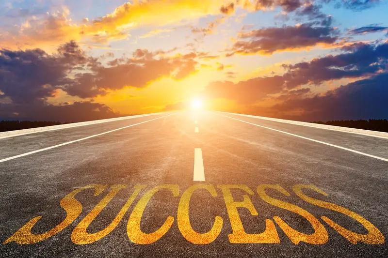 朋友们，说实话，你是不是也盼着“天上掉馅饼”？等着“幸运女神”主动降临？醒醒吧！