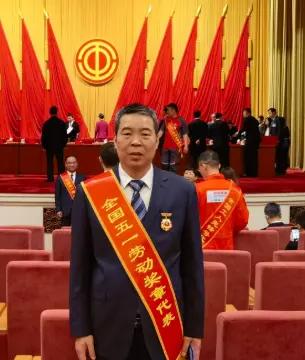 焦悦峰，1972年11月出生，陕西蓝田人，中共党员，毕业于韩城煤矿技工学校、西安