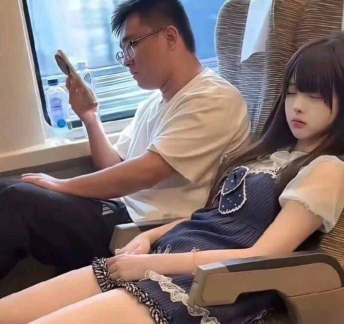 AI抢占存储芯片产能，是本轮涨价的行业客观因素。

但现实问题是，社会攀比风气也