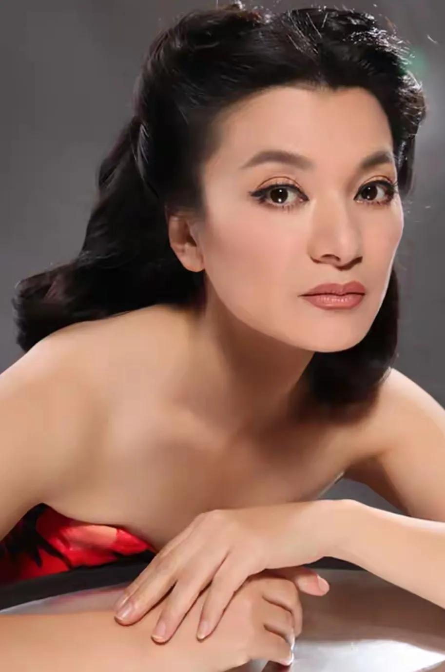 苏更生妈妈的扮演者阎青妤
这个演员，在玫瑰的故事里第一次见
真的想不到，她年轻的