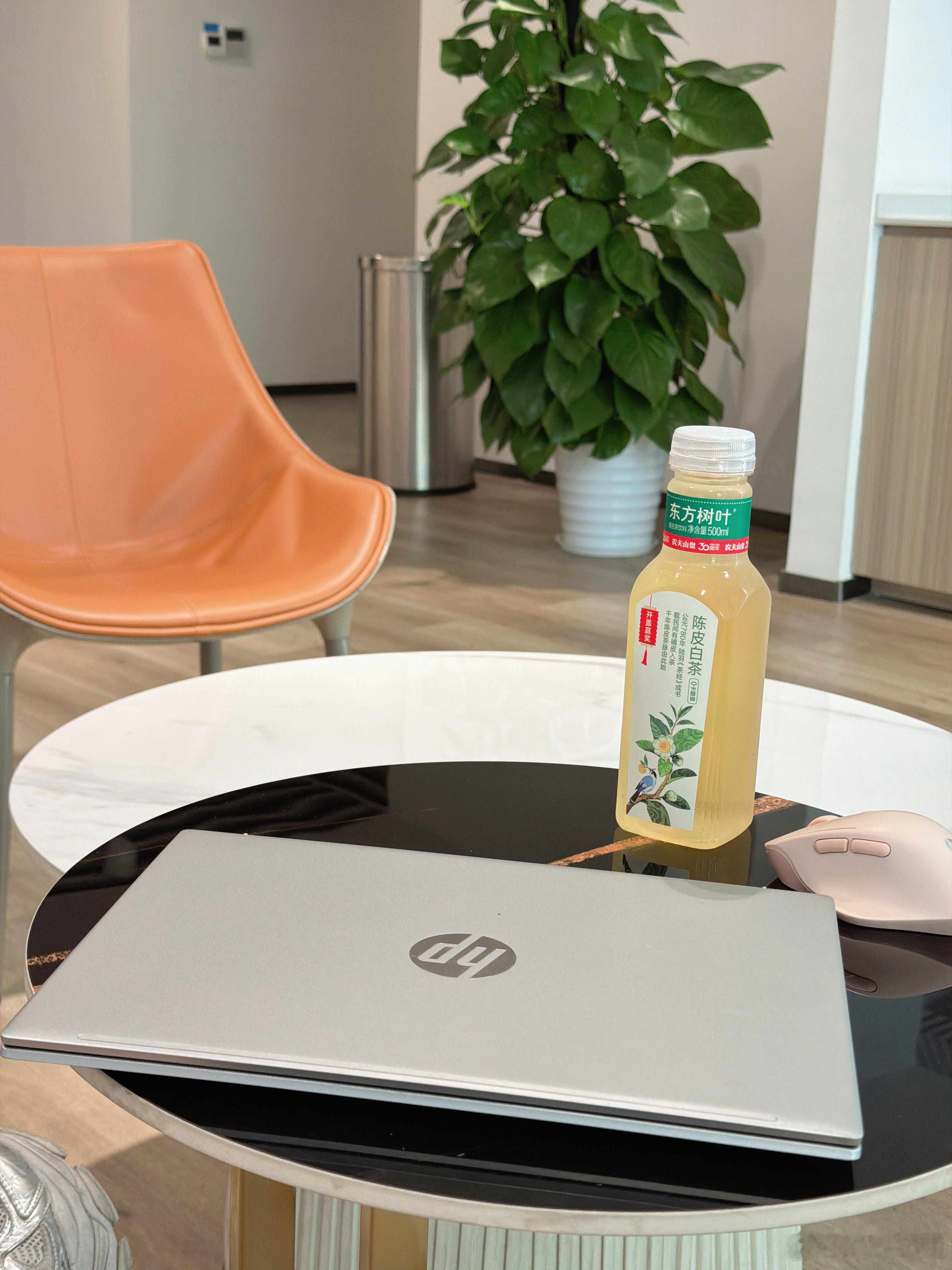 今儿在茶水间办公最近公司来了好多新人我把我的位置腾了出来给了一位温柔可爱的小姐姐