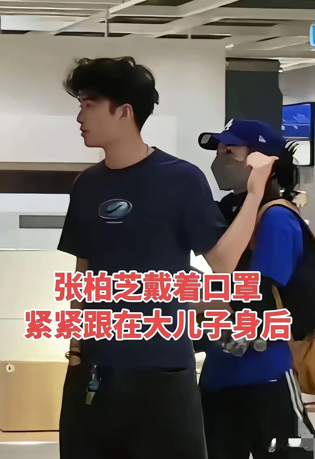 张柏芝戴着口罩紧紧跟在大儿子身后，
大儿子Lucas今年19岁了，遗传了父母的优