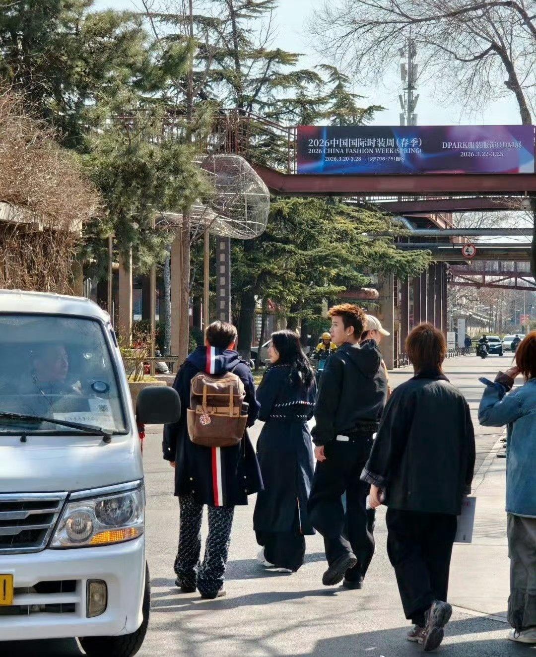 这大概就是理想中的偶遇吧。本来只是去逛逛艺术区，结果撞见了活生生的帅哥。他的穿搭