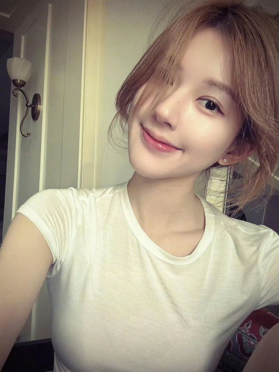 赵露思人逢喜事精神爽，新歌也发布了，播的剧也是剧王还要参加星光大赏[捂嘴哭][捂