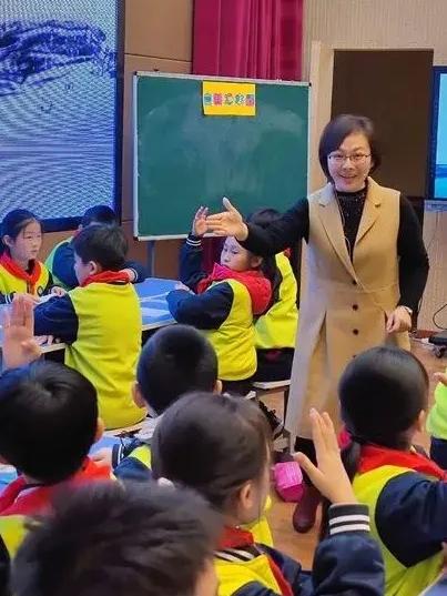 现在小学老师本科学历起步，高学历教小学，能把小学教的很出色，能力不可质疑的，能力