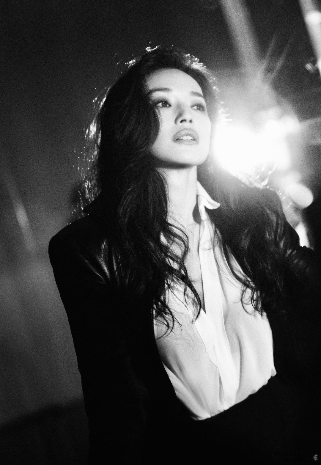 舒淇美商碾压级示范！慵懒卷发配缎面礼服摇曳生姿，三套造型张张出圈，红毯定海神针非