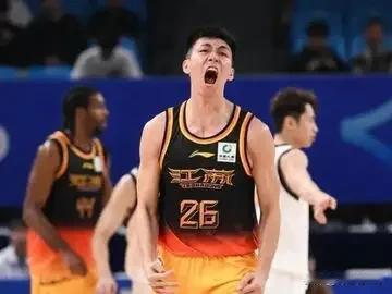 老六庞峥麟完成了人生大跨越，终于进了郭士强的21人中国男篮集训名单。去年的庞峥麟