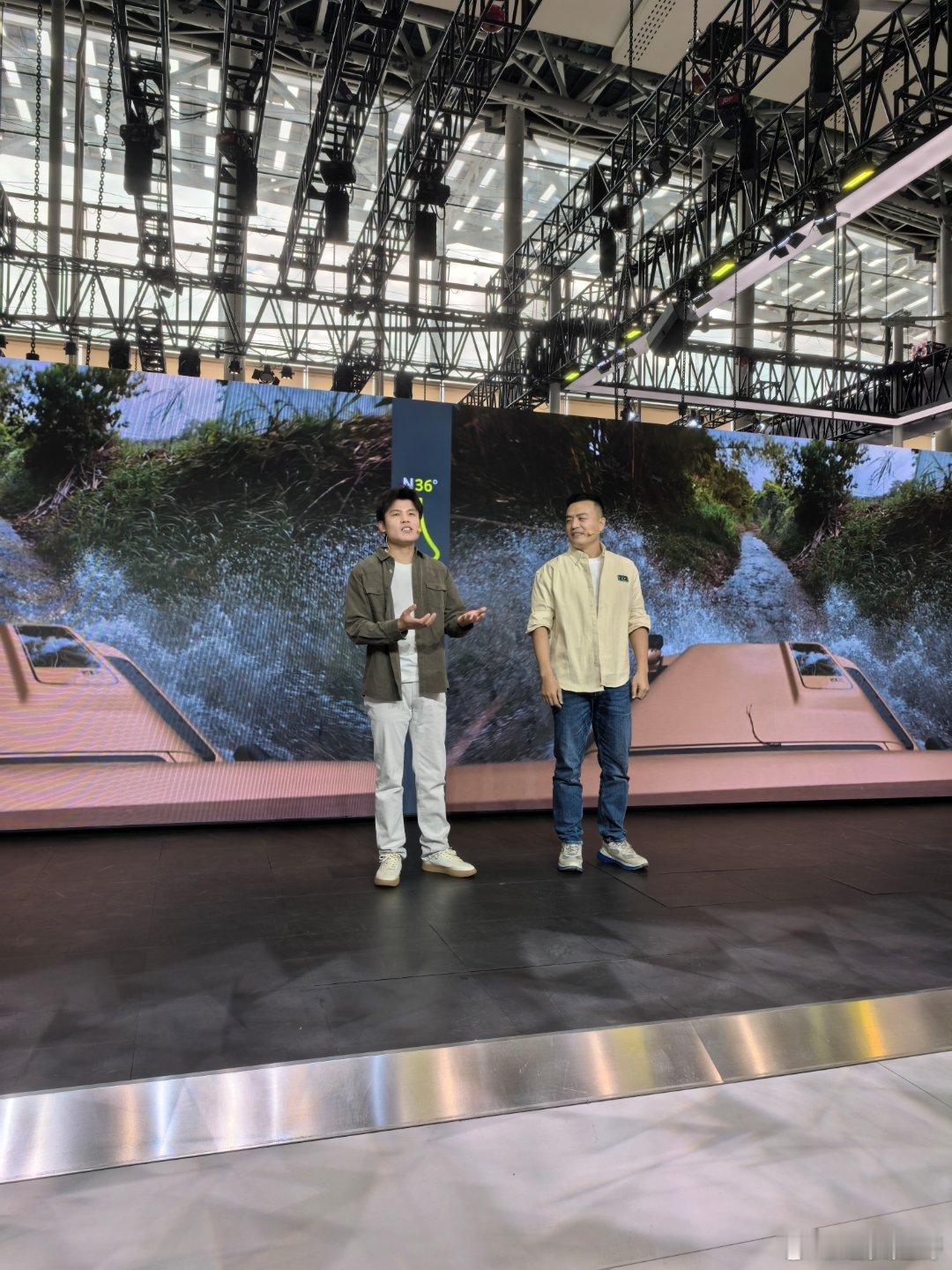 脱口秀何广智参加212的发布会，说的一套一套的还和越野有关还搞笑，有点意思。 