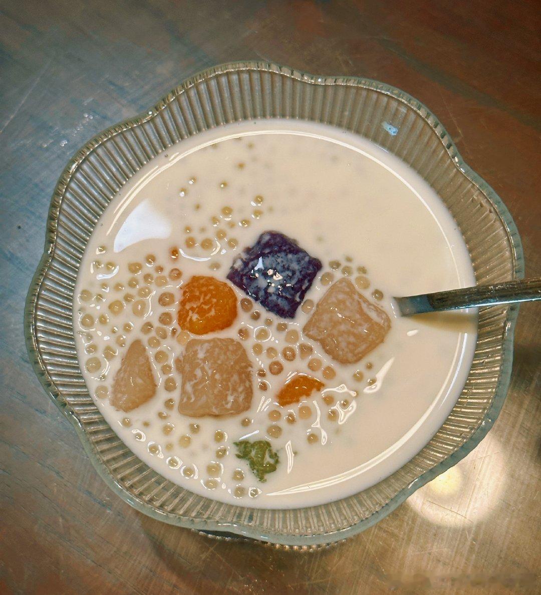 最讨厌上学天下雨更讨厌放学的时候下雨雨，就不能乖点吗下午回来全身湿了小朋友裤子全