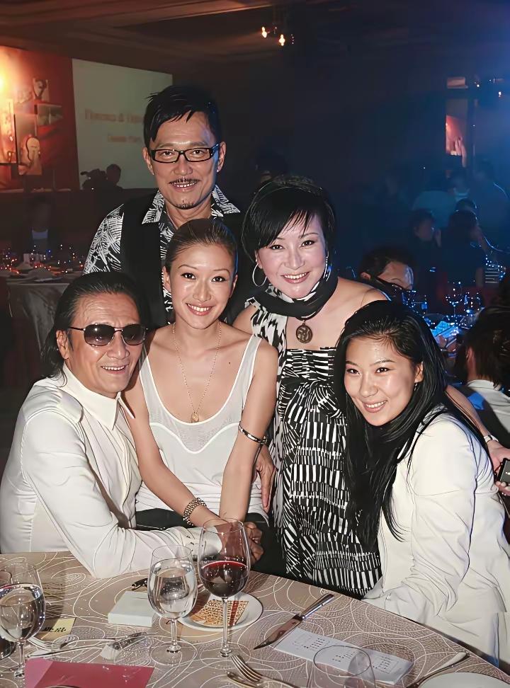 带着现任和前任以及前任的丈夫及和前任生的女儿留下温馨的画面，真的有点复杂[捂脸]