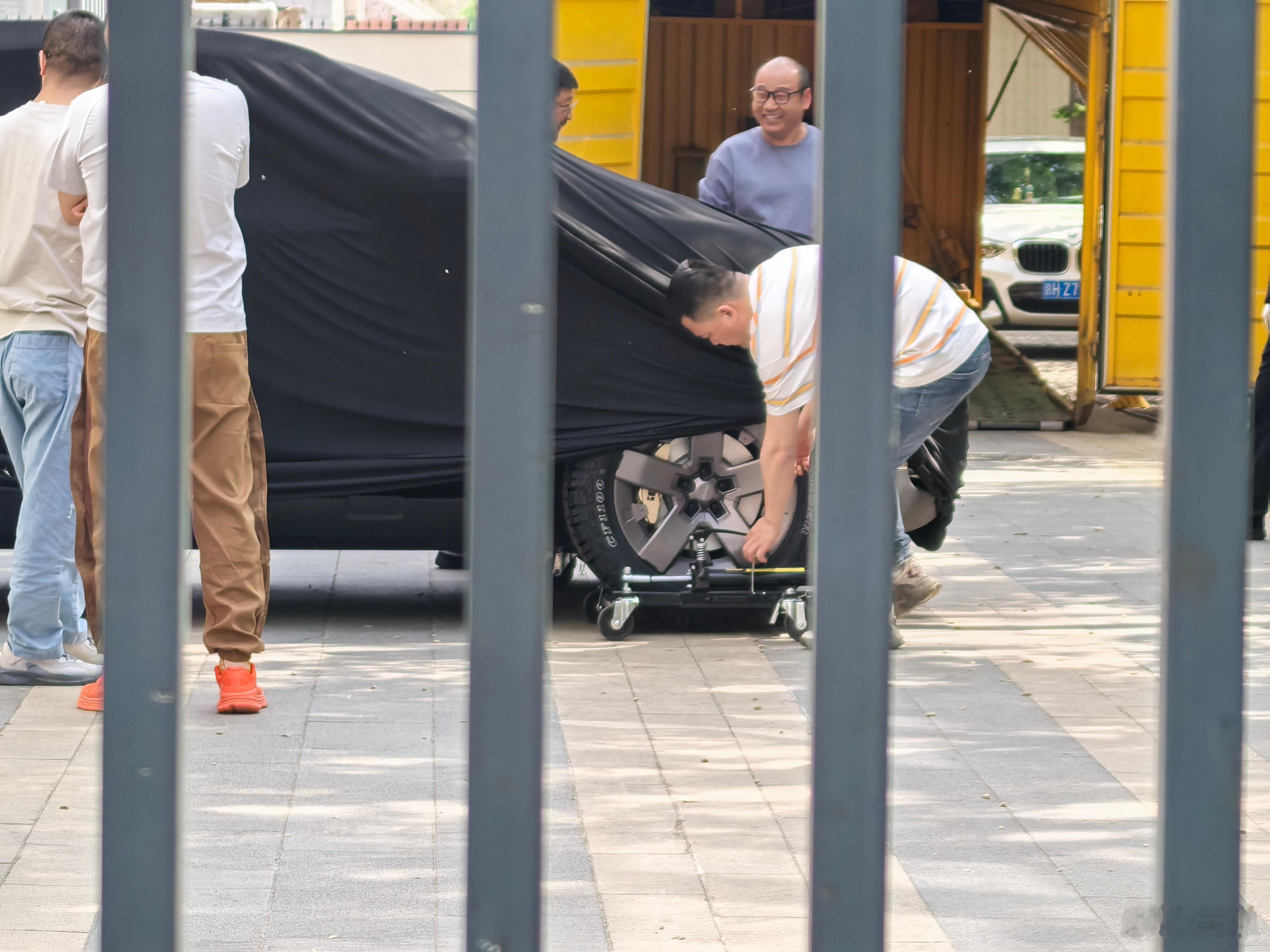 爆个料，应该是iCAR伪装车了。溜背+宽体+越野胎，这轮廓跟“方盒子”八竿子打不