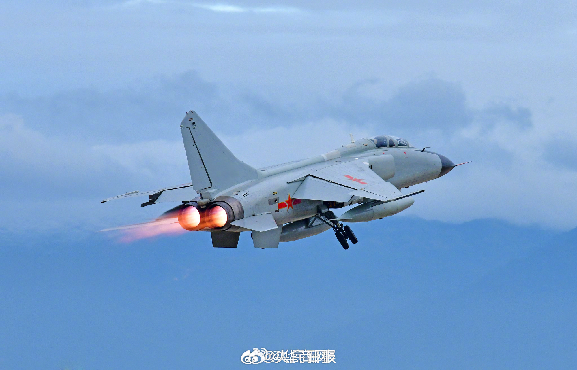 #三秦暮鼓# 【燃！#空军航空兵飞训大片#[威武]】近日，南部战区空军航空兵某旅