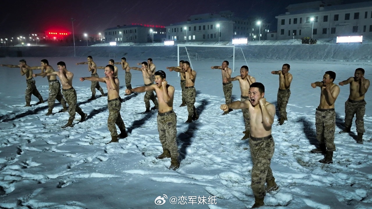 #军恋[超话]#林海雪原，滴水成冰某部官兵抓住练兵好时机来到雪中进行抗寒训练领略
