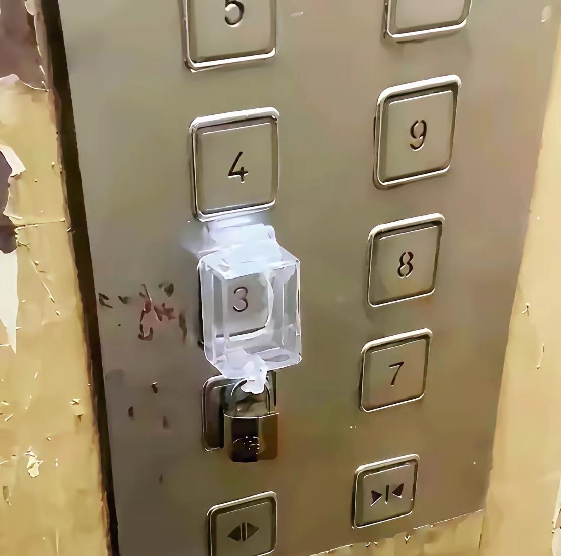 现在小区物业啊，到了月底时，就像催命符一样催着业主去交钱。

3楼的业主，已经好