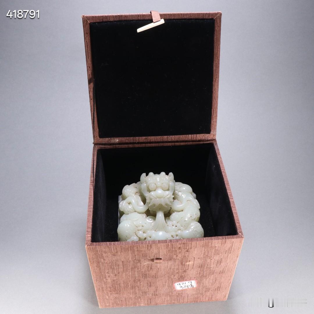 清 和田玉龙钮印章
规格：高11.3cm宽11cm