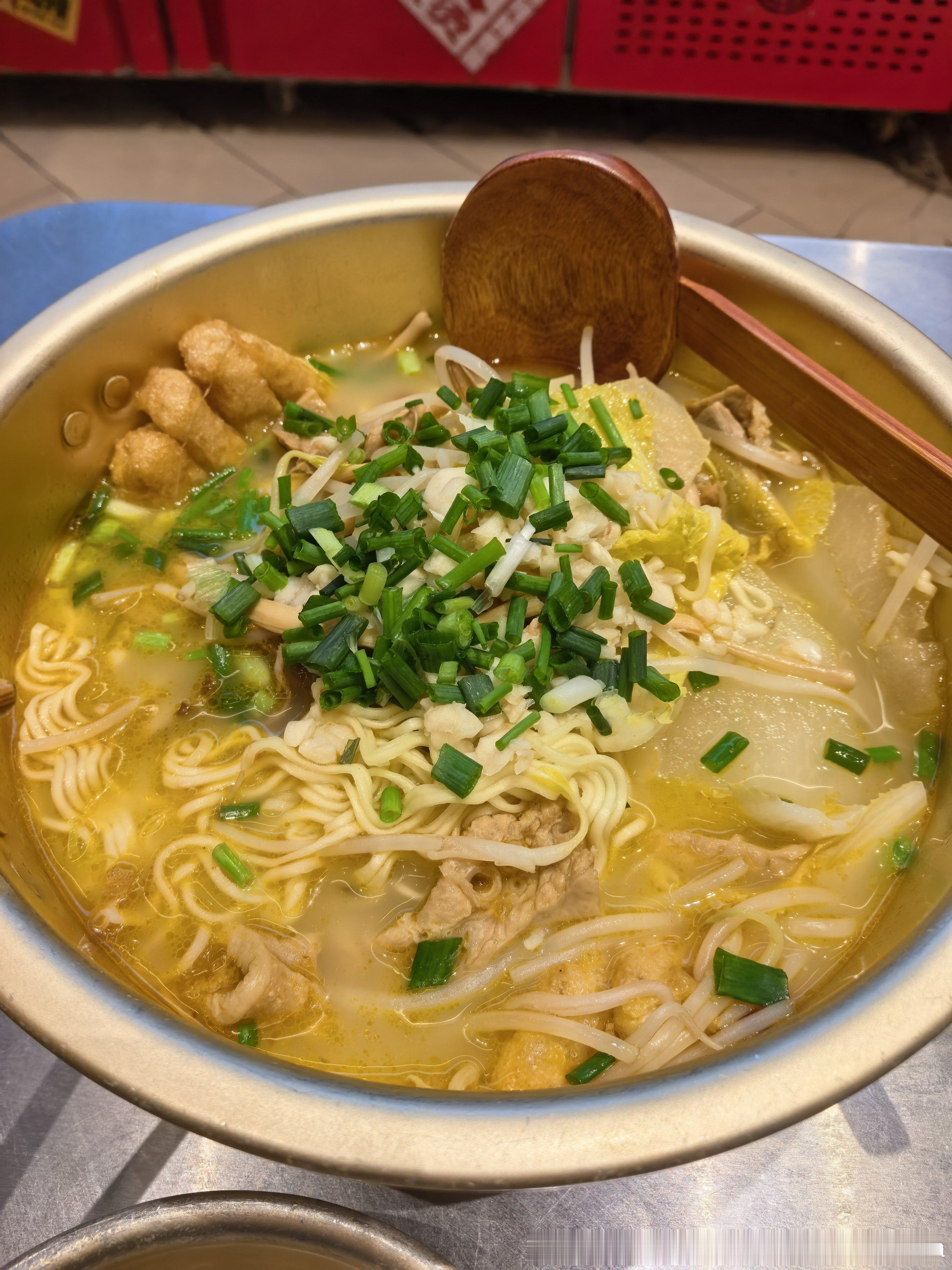 好想吃麻辣烫🍲 我自己来吃麻辣烫 酸辣汤底微辣辣死我了[泪][泪][泪]午饭要