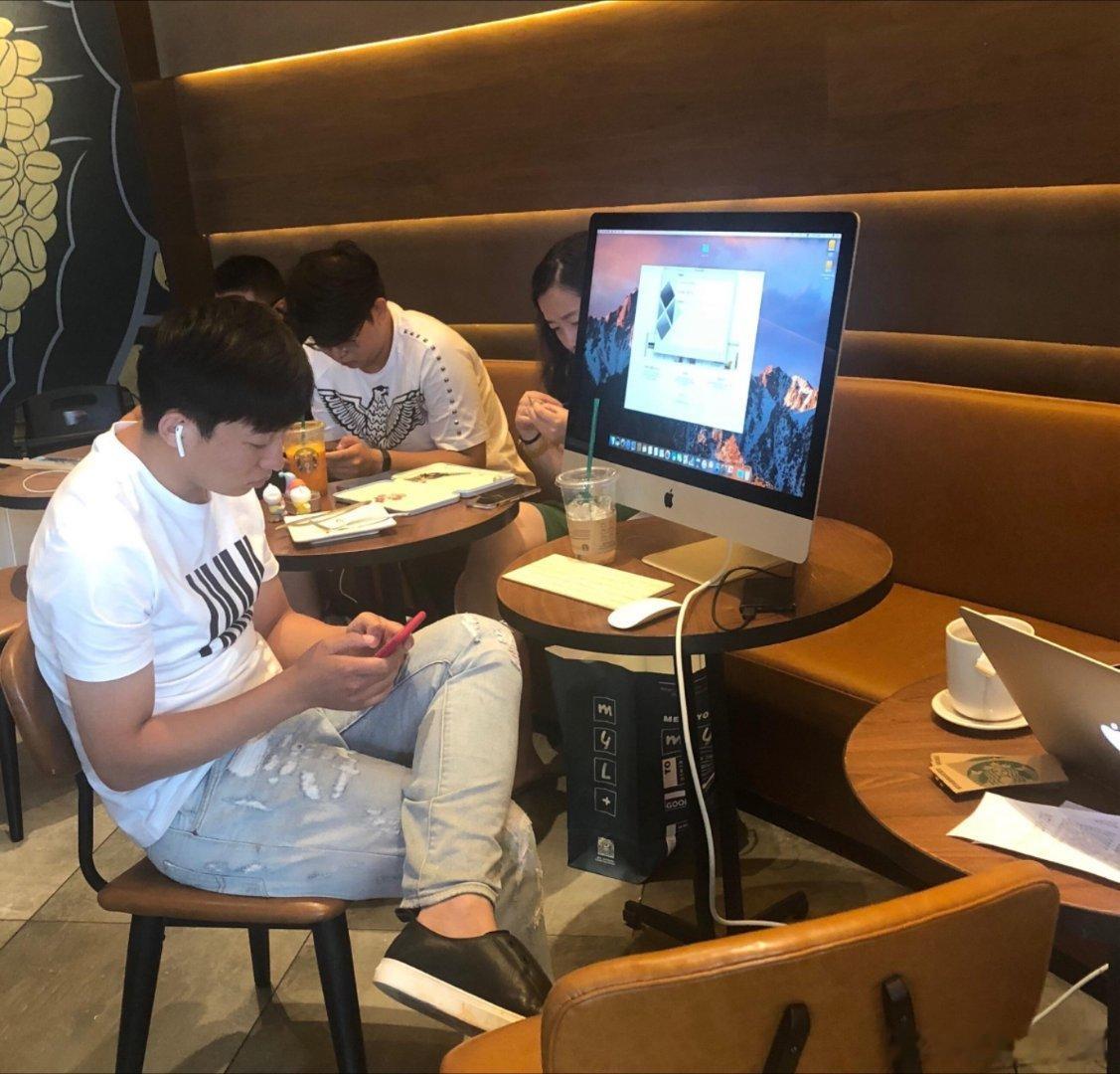 韩国星巴克禁止携带大型工作设备星巴克不养闲人，之前就看到有人把Mac带到里面装，