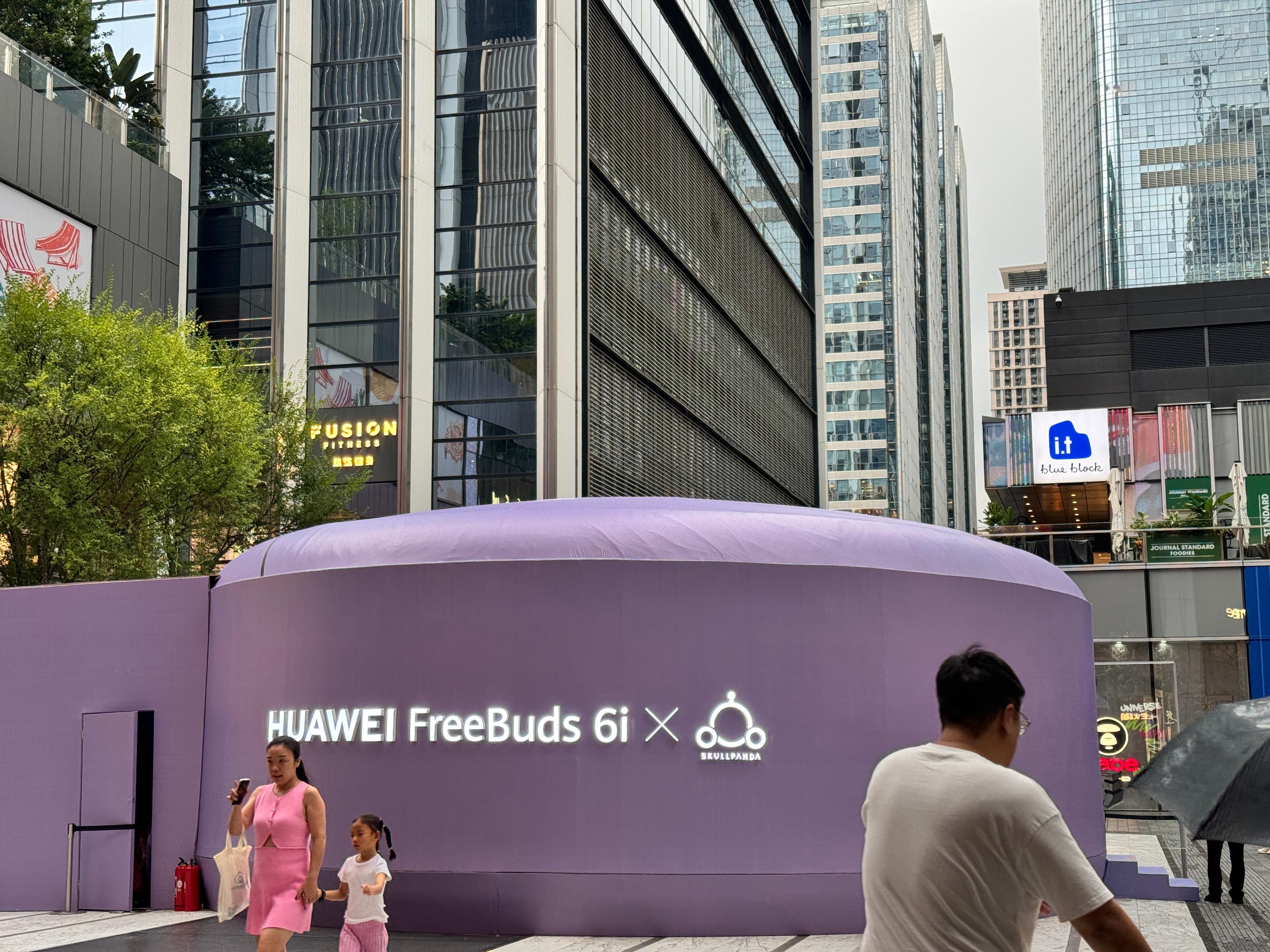 华为今天发布了新耳机freebuds6i与泡泡玛特的联名。气场很不错。  ​​​