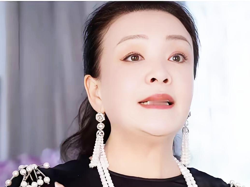 兰姐受邀出席刘嘉玲助阵的SK-II品牌活动，原以为只是简单到场捧场，没想到二人竟