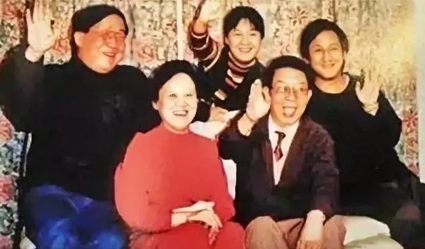 这一家人，都是有才之人，用老话说，有四个是摇“大笔杆子”的，过去的文人墨客了不起