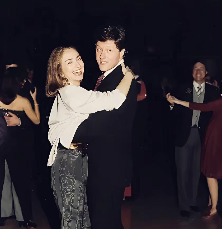 曾经的他们，原来也有如此甜蜜的一面！
希拉里和克林顿，也有过爱情，而且还维持了不
