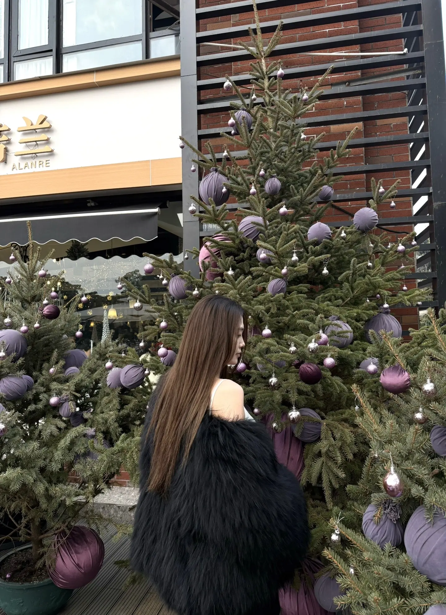 感情不是等你有空再来珍惜 我不特别 你也别装深情