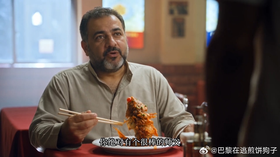 三分钟短片把“徐福烩饭”变成赛夫的私房哭戏。他盛好饭先愣神，再扒一口眼圈就红了。