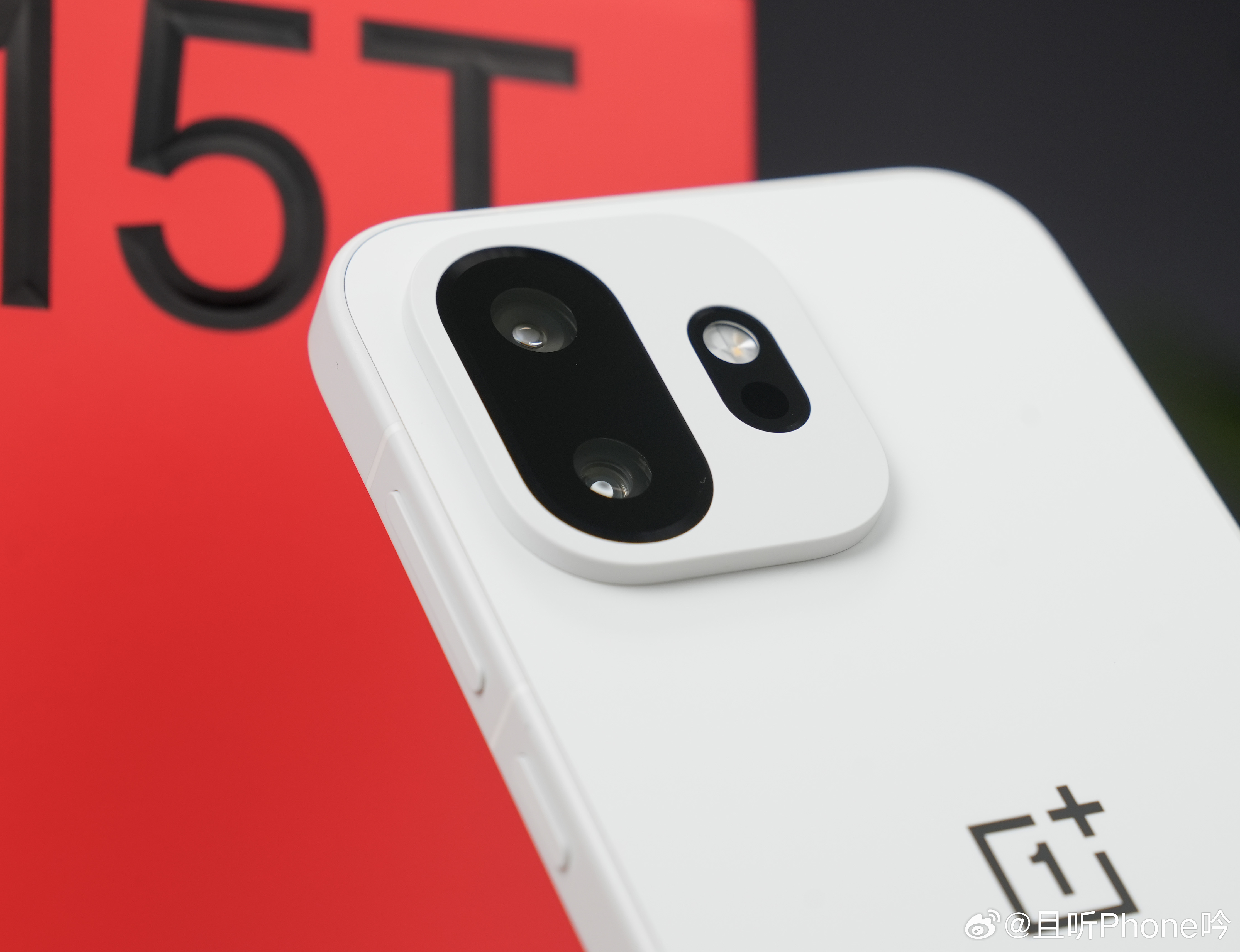 能把白色做的与众不同，真的挺少见的~这个「治愈白巧」，你觉得如何？ 