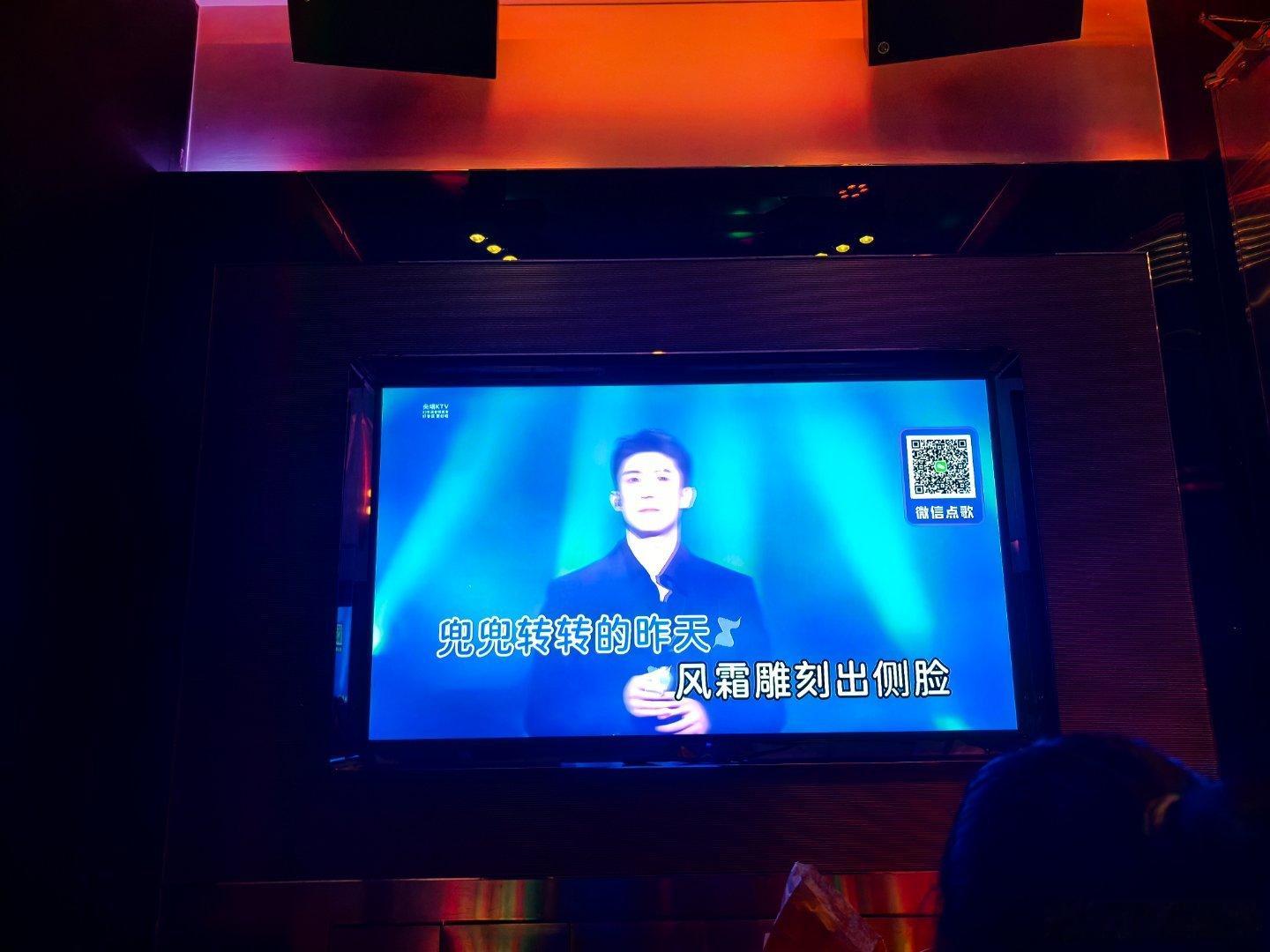 出来唱歌，唱歌：兜兜转转，啊～～～我瑜好帅好帅好帅～～湖南卫视今年搞帅一点。