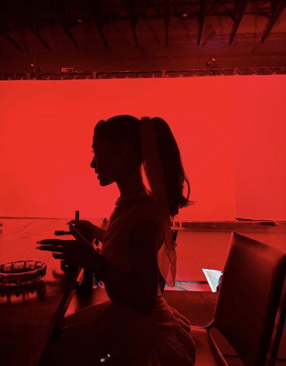 ArianaGrande Ariana Grande 疑似通过最新歌词文本“i 