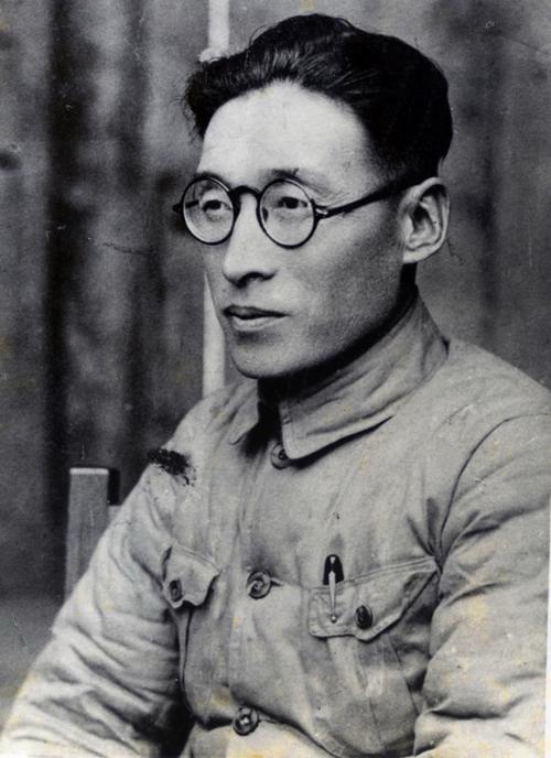 [微风]1949年，叛徒徐梦秋去找刘伯承，希望念在他过去有功，给他安排工作，刘伯