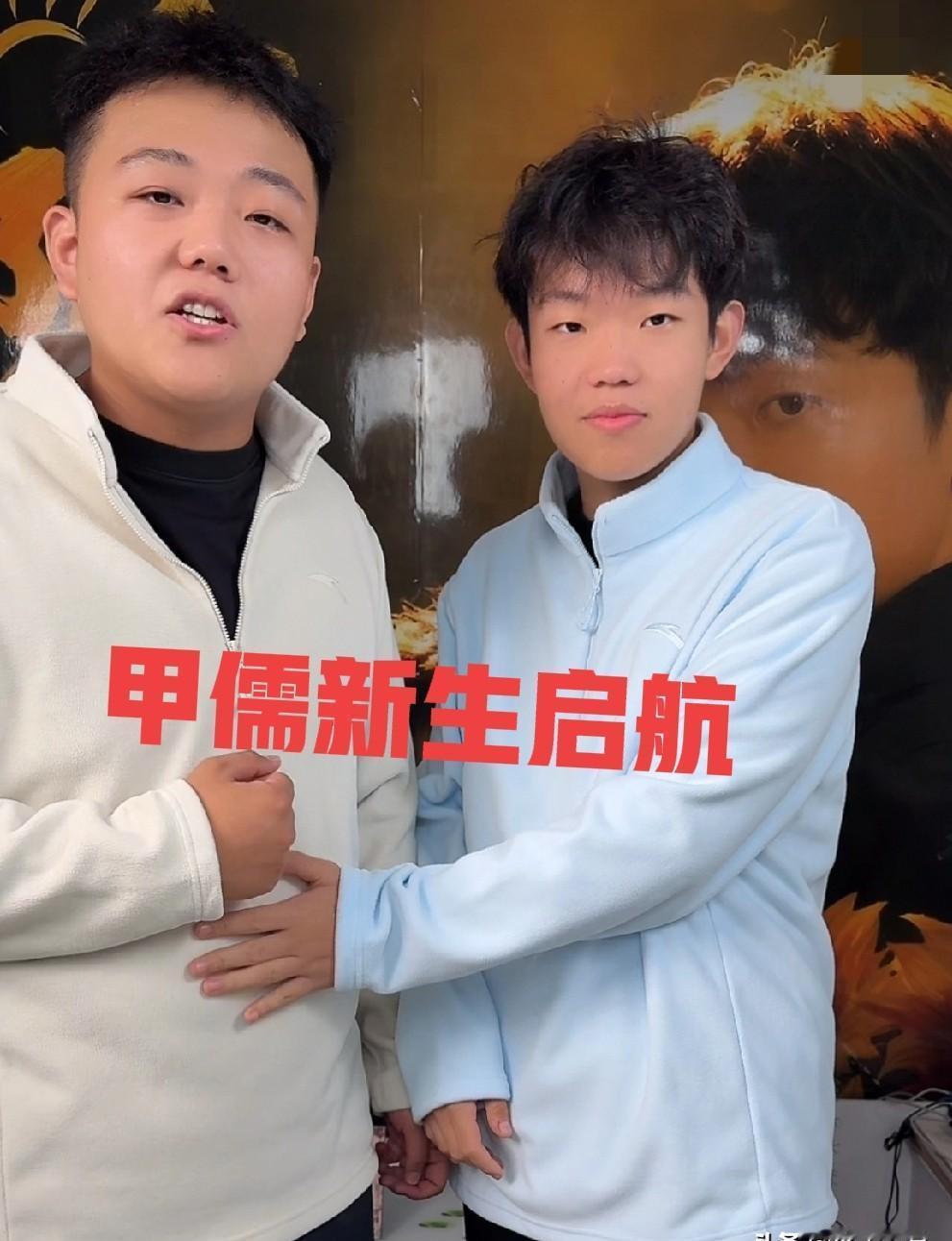 姜甲儒直播卖黄桃，一晚上卖了92万，4.8万单，罐头都快堆成山了。
他哥在镜头前