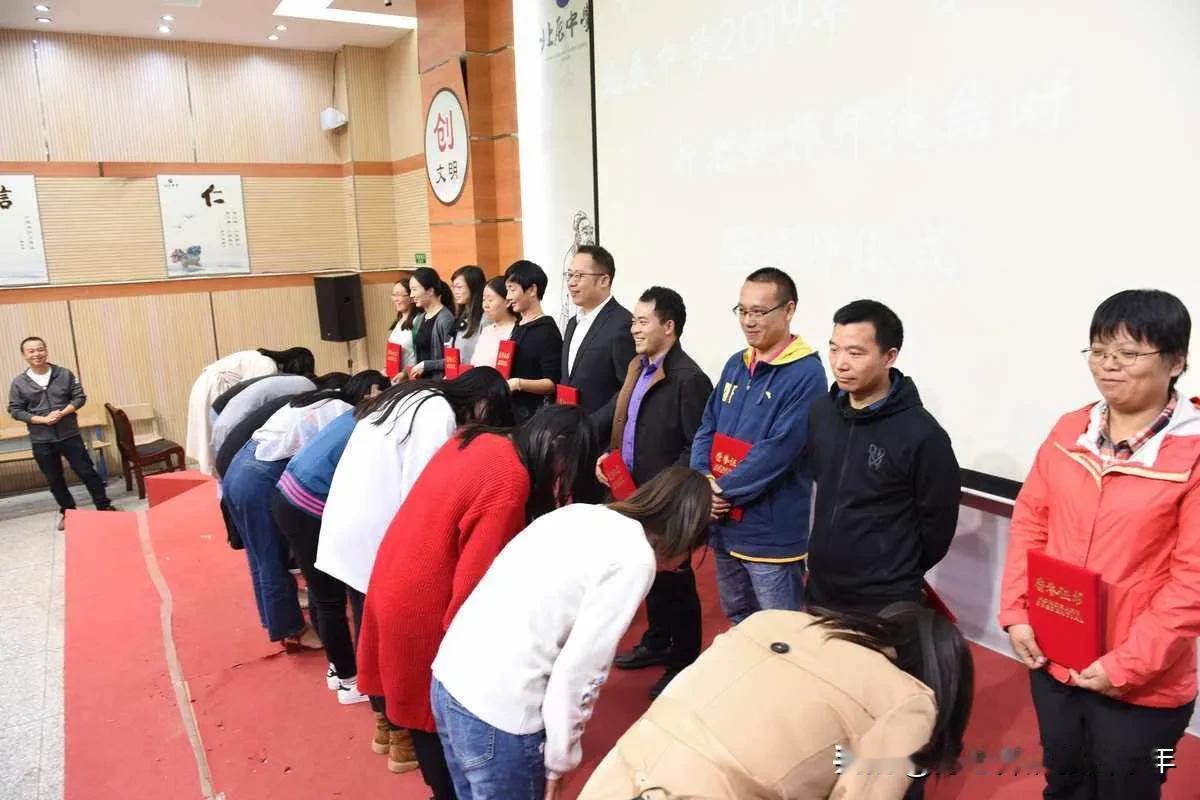 所以，年轻老师一定要多向老教师学习，看看人家是怎么上课的。老教师上课多数是朴实无