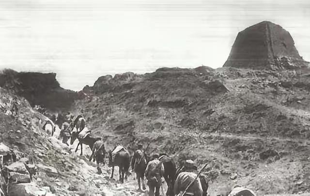 抗战中，八路军在无险可守的地方夜宿，副队长半夜还睡不着，眼皮一直在跳，总觉得会发