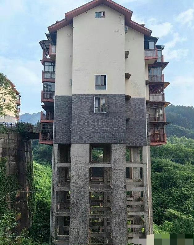 路过的人都说真敢住啊。
