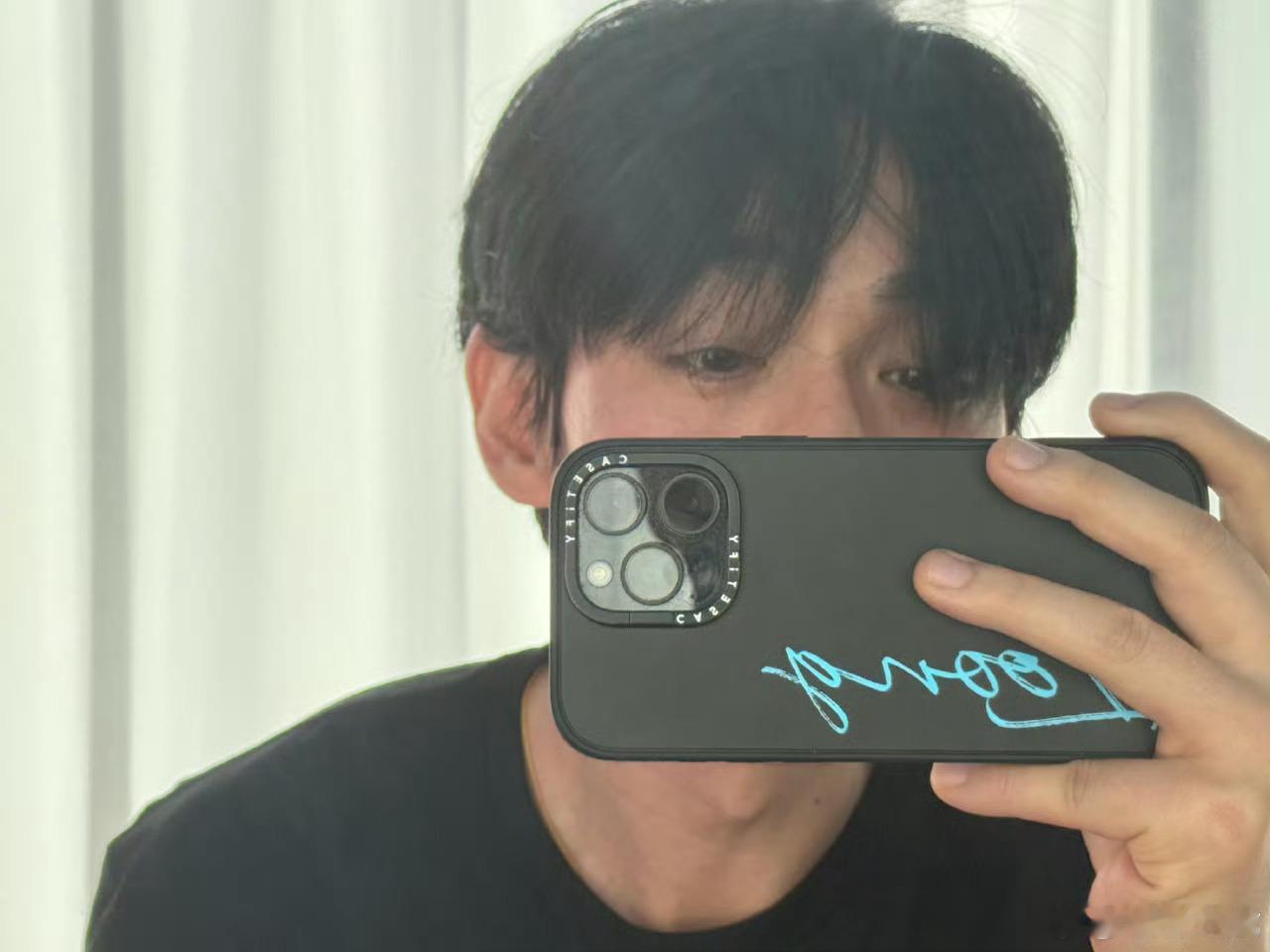 朱一龙顺毛对镜拍朱一龙阳光正好掉落自拍可以 ​​​