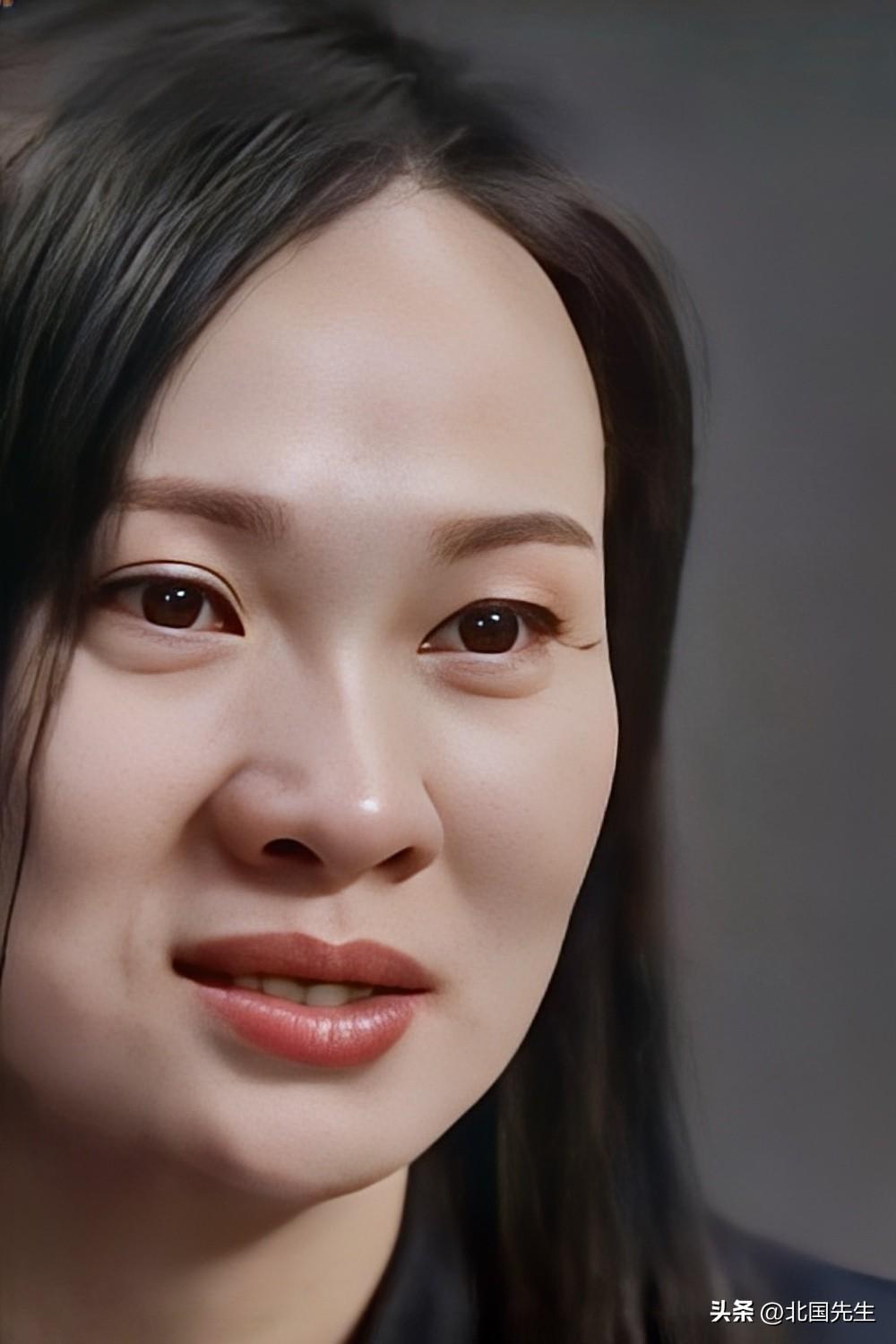 女孩16岁那年，妈妈去世20多天，爸爸就找了新对象。妈妈葬礼上，嘘寒问暖的亲戚，