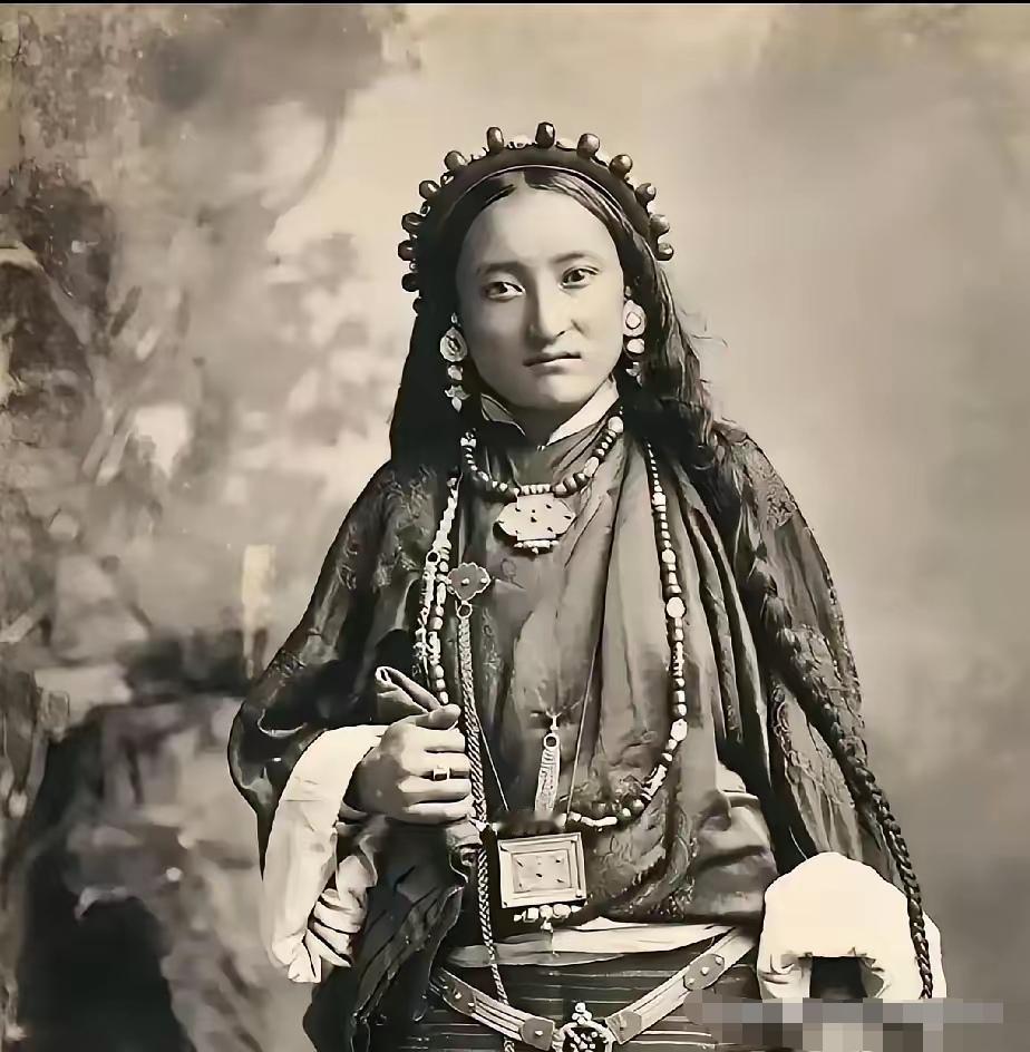 1959年，解放军冲进西藏大贵族索康·旺清格勒的庄园，撬开几间上百年没开过的密室