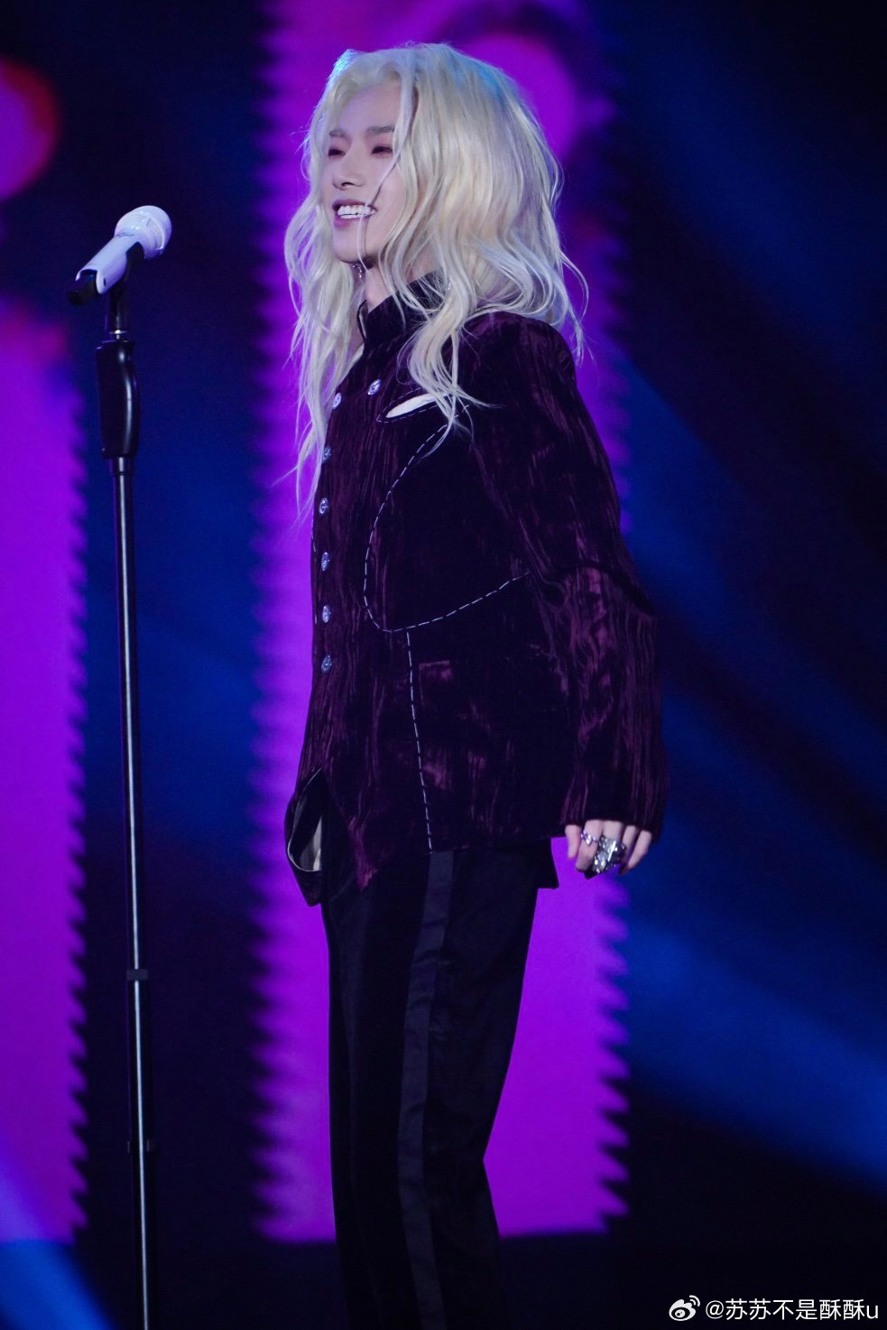 一点就来了，终于等到花花了！舞台很赞，修话筒一把好手，斑马这波流行的阵容真的可，