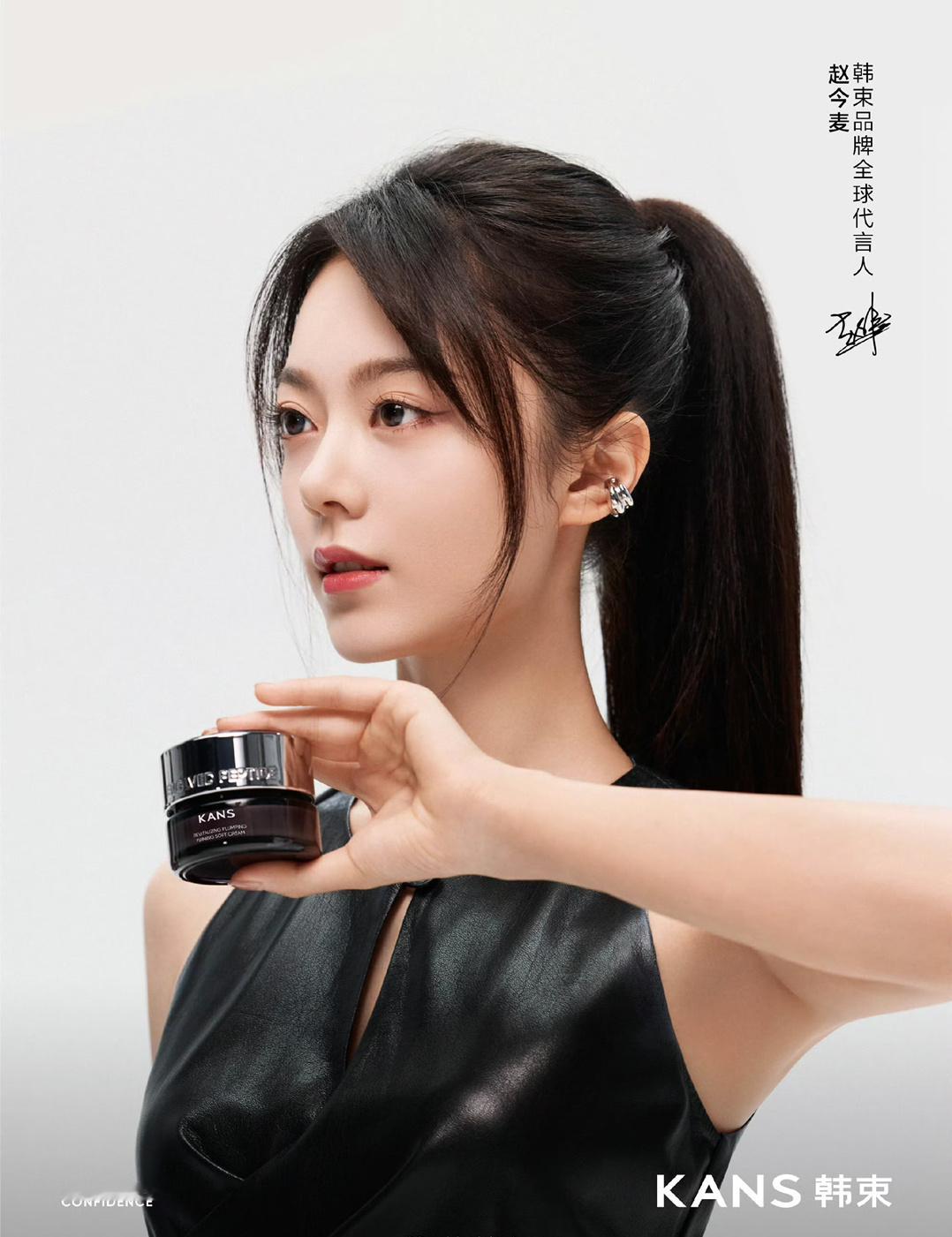 新代言确实比之前的miumiu拍的好看, 这妆造看起来很亮且有活力感，去掉那种小