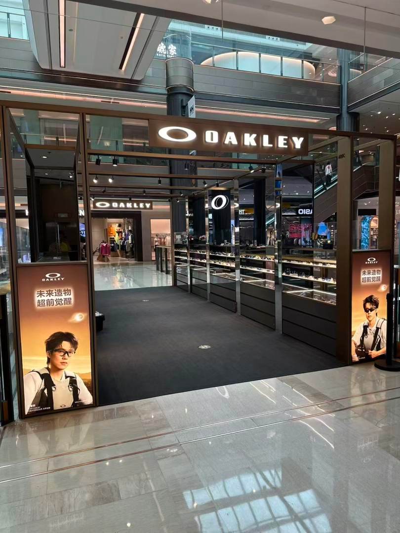 请把眼镜焊在王楚钦脸上 咱就是说，线下看见王楚钦代言Oakley，谁还走的动道啊