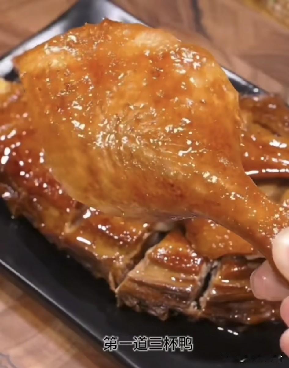 卤水鸭的香料有哪些
做了12年线下卤味店，靠18平米的小档口在本地开了三家分店，