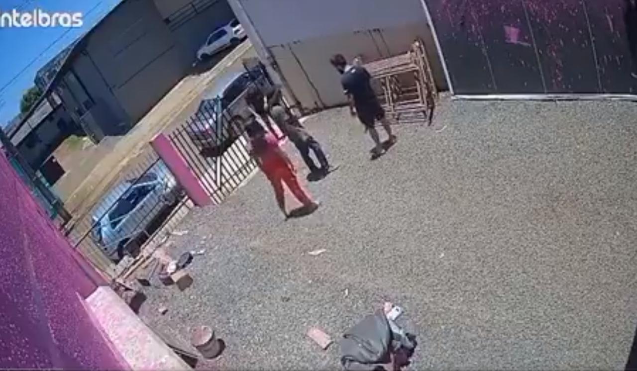 自巴西的一段监控录像，画面显示一名父亲在女婿袭击逃跑的女儿后，与女婿对峙并连开三