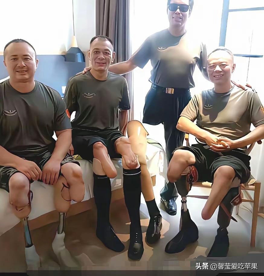 不得不说，这是年度最泪奔的合照，没有之一！