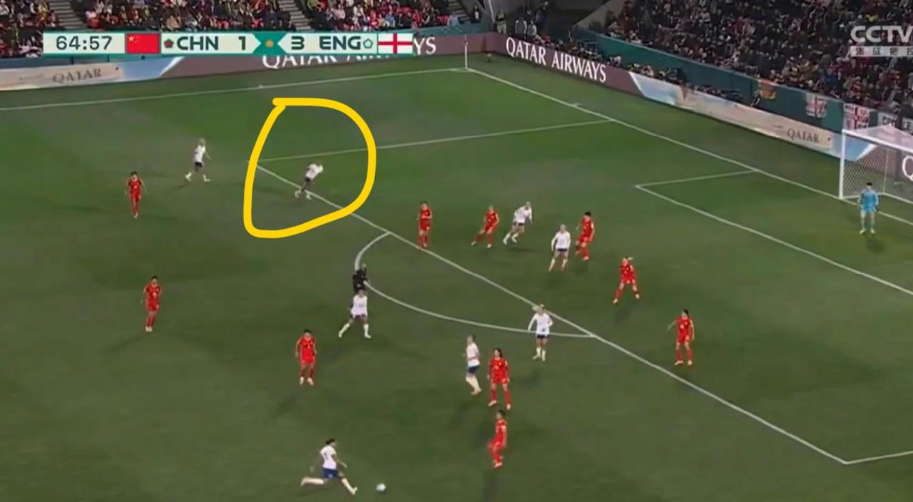 王霜说“谁也别学了，看看日本女足的发展”。或许这个防守画面的对比，也是中国女足输