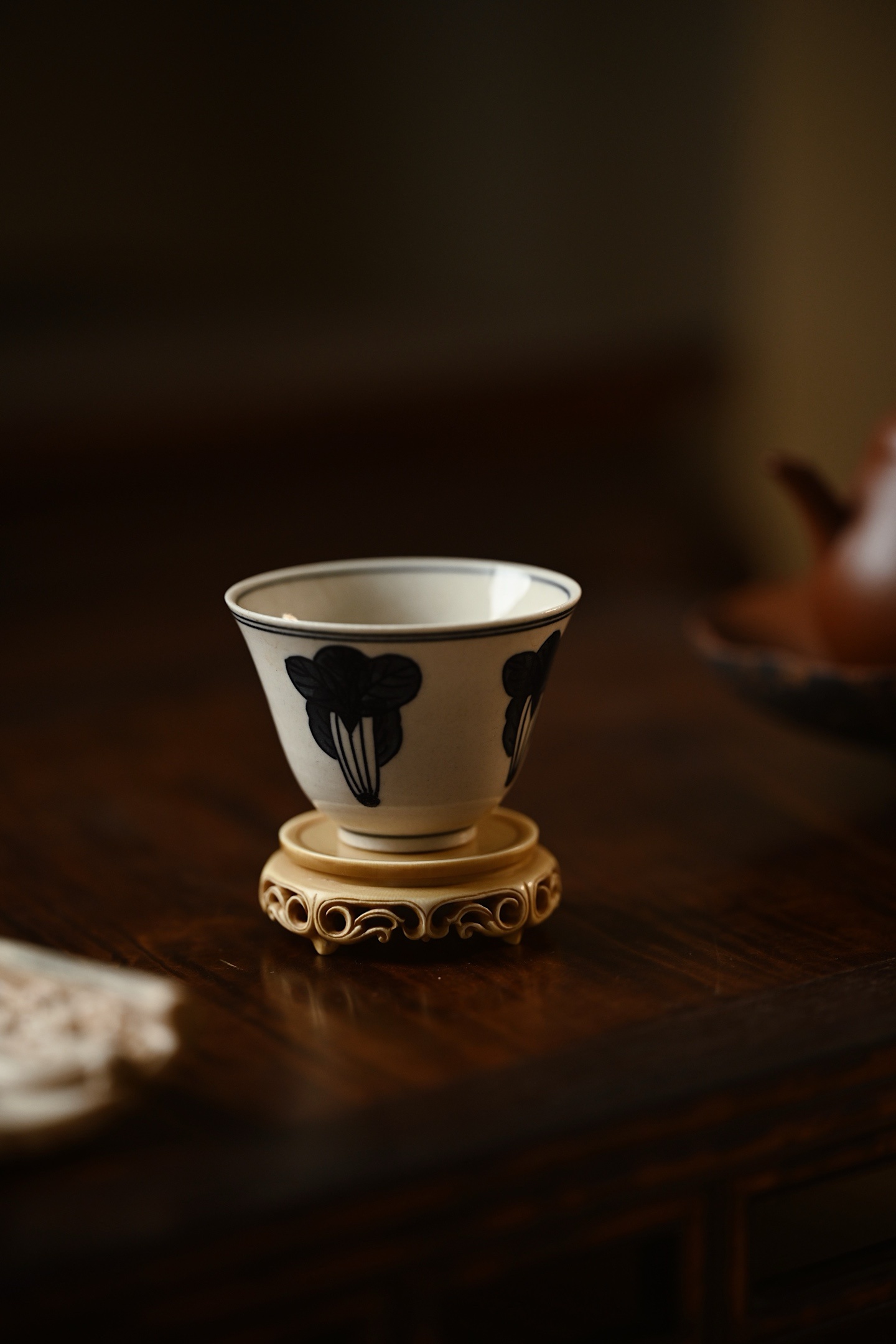 猛犸仿古 | 卷草纹 小杯垫整体简约素净，卷草纹样回旋舒展，虚实相生。色泽温润内