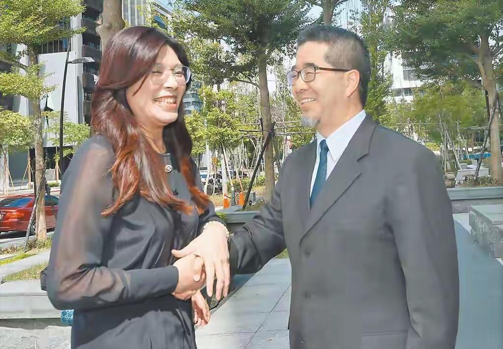 或提前统一！解放军重大人员变故后郑丽文敏锐出手，派二把手访问大陆

就在眼下这个