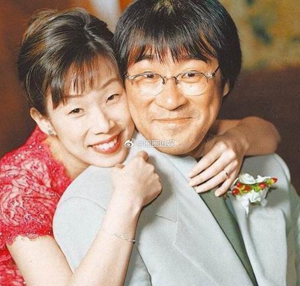 当年，李宗盛与林忆莲悄悄同居，没过多久女方就怀孕了。回到家后，他对妻子朱卫茵说：